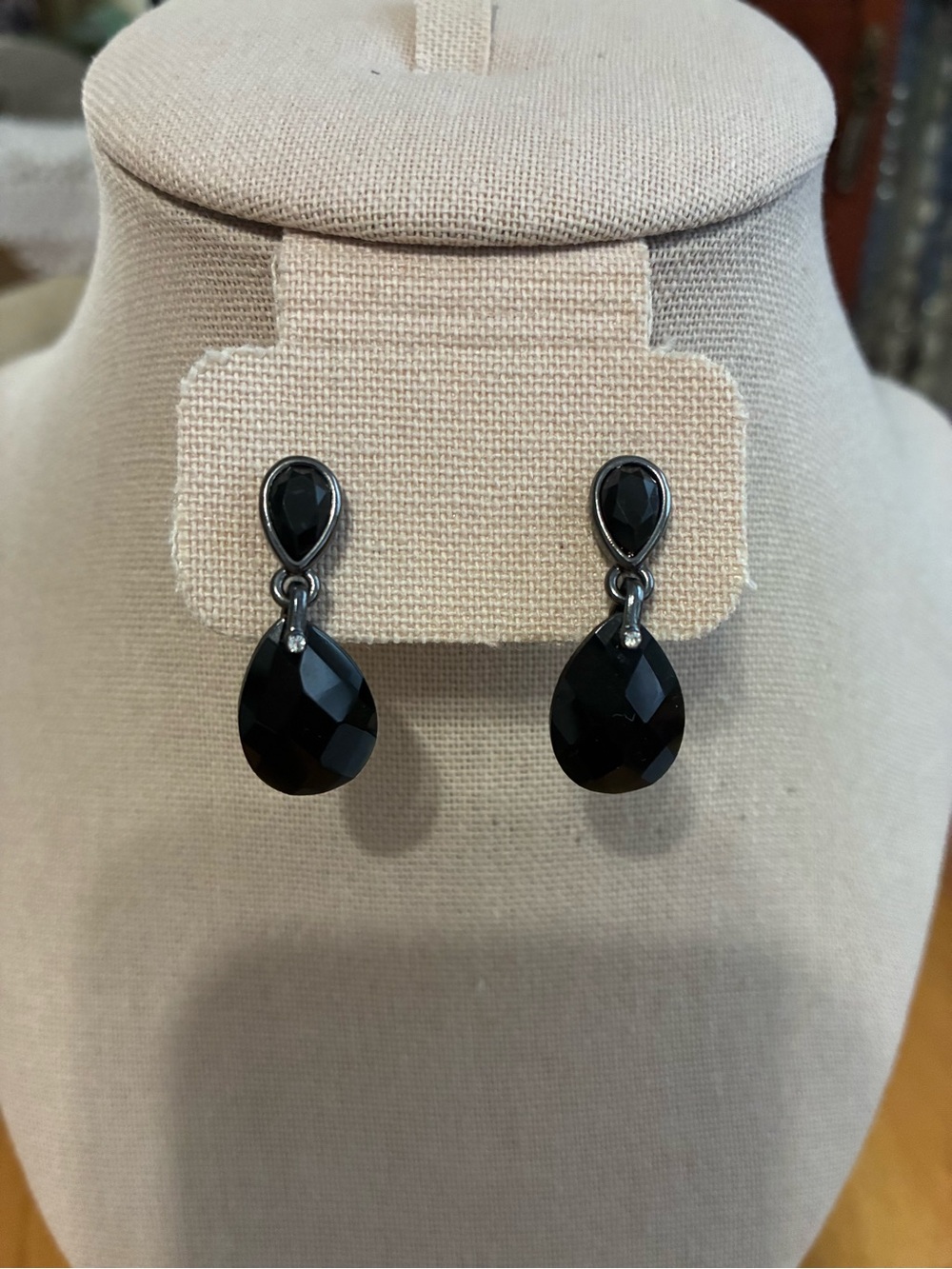 This item is a vintage Liz Claiborne black teardrop dangle earrings.